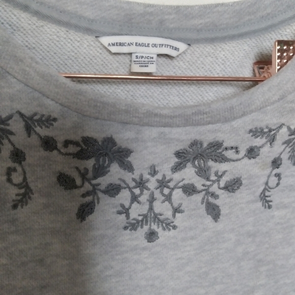 American Eagle Gray Long Sleeve Floral Embroidered Crew Neck Sweatshirt Small - Picture 8 of 10